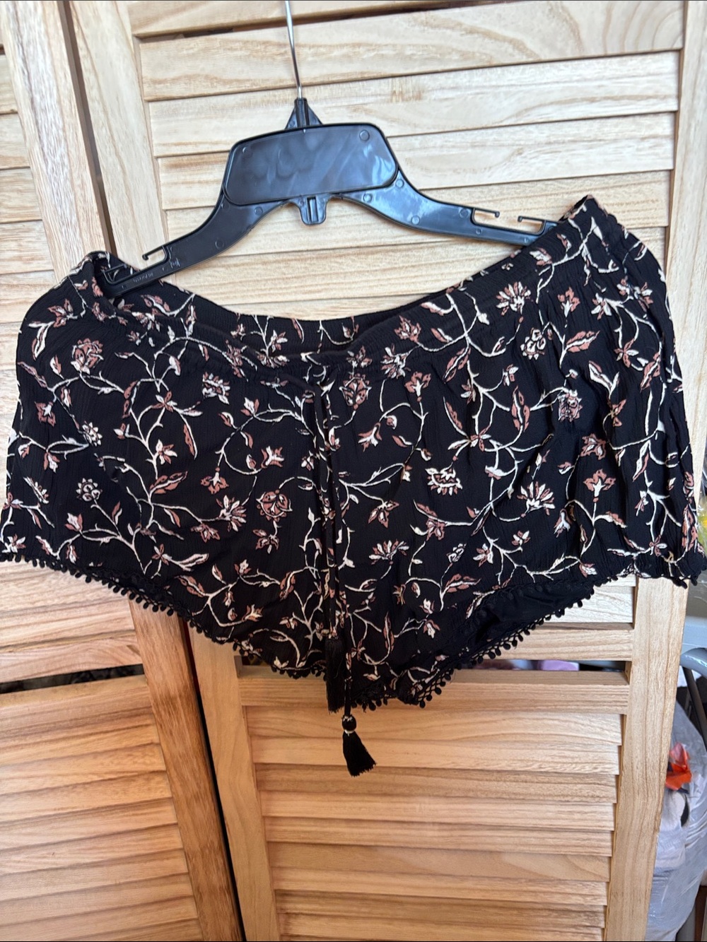 FINAL MARKDOWN Amuse Society Black Floral Lined Drawstring Pom-Pom Shorts Medium